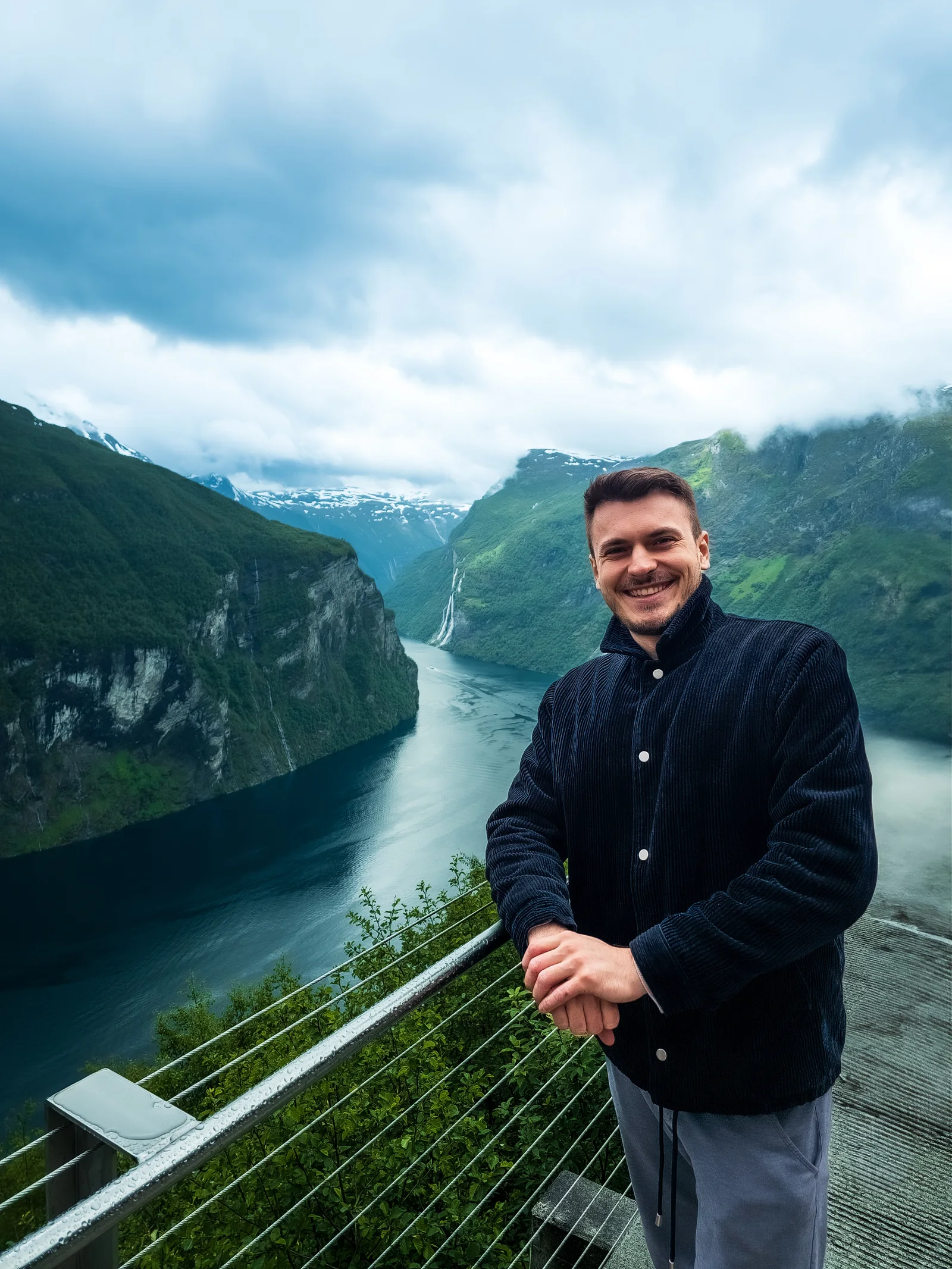 Alan na tle norweskiego fiordu