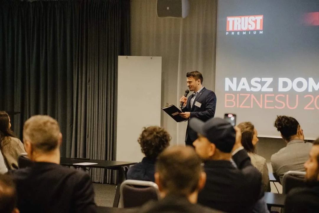 Alan podczas wystąpienia biznesowego