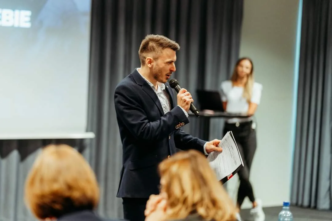 Alan Borys podczas wystąpienia przed publicznością