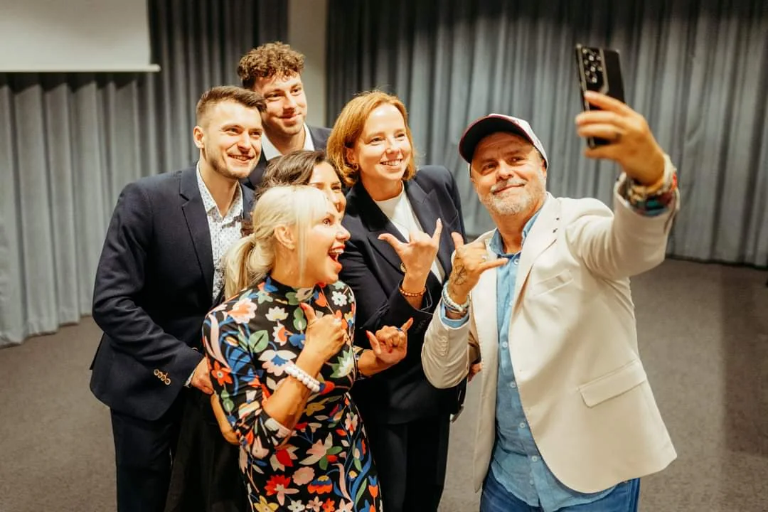 Alan Borys podczas wystąpienia i pracy z odbiorcami